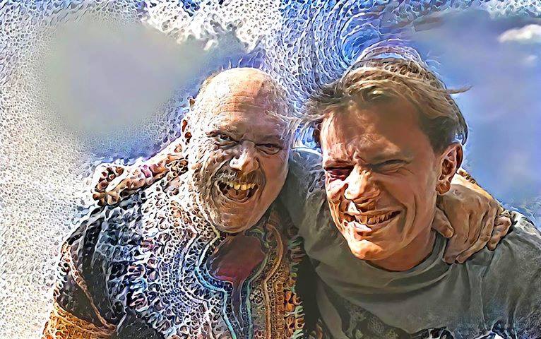 Bim und Drukverdeler Dj Bim und Druverdeler lächeln beide in die Kamera. Das Bild ist mithilfe von Effekten verzehrt.