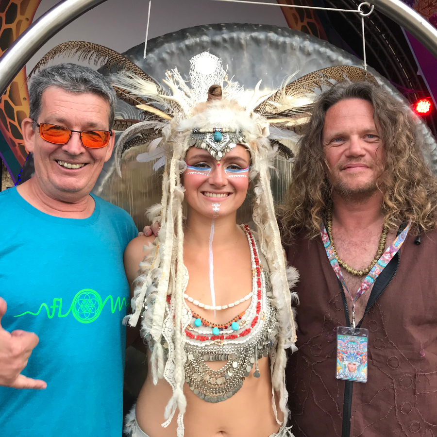 Jens, Tuulia und Thomas von Cosmic Vibration. Tuulia in der Mitte trägt einen aufwendigen Fedrkopfschmuck.