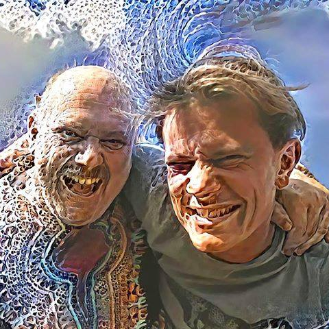 Dj Bim und Druverdeler lächeln beide in die Kamera. Das Bild ist mithilfe von Effekten verzehrt.