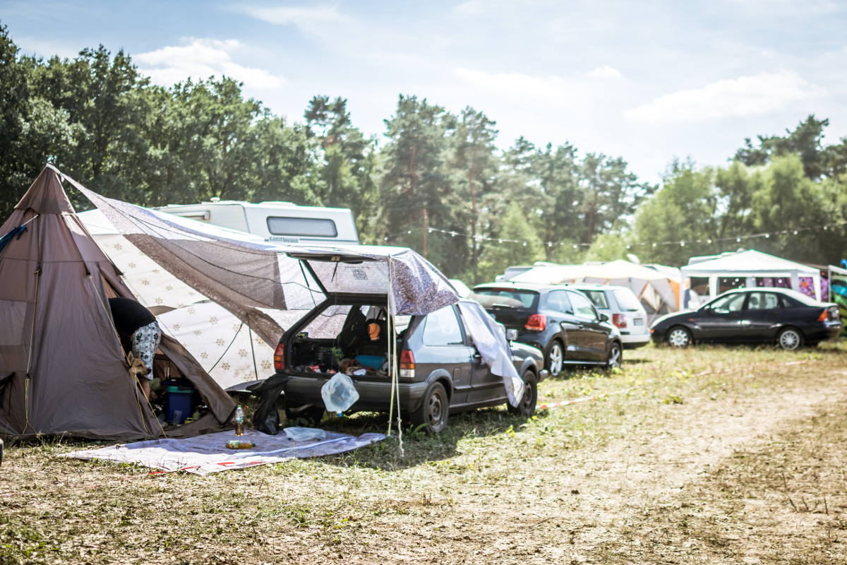autos-camping Campingplatz mit einigen Autos und Zelten