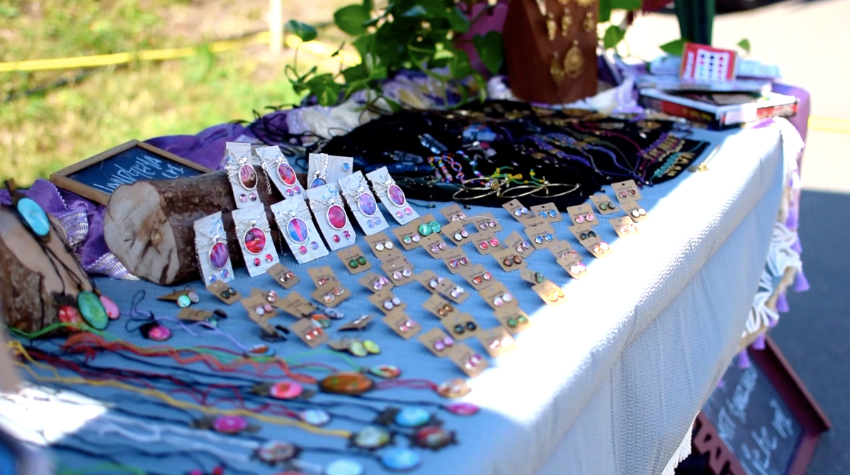 Heublumenkinder Zu sehen ist ein Stand auf dem handgefertigter Schmuck ausgestellt ist