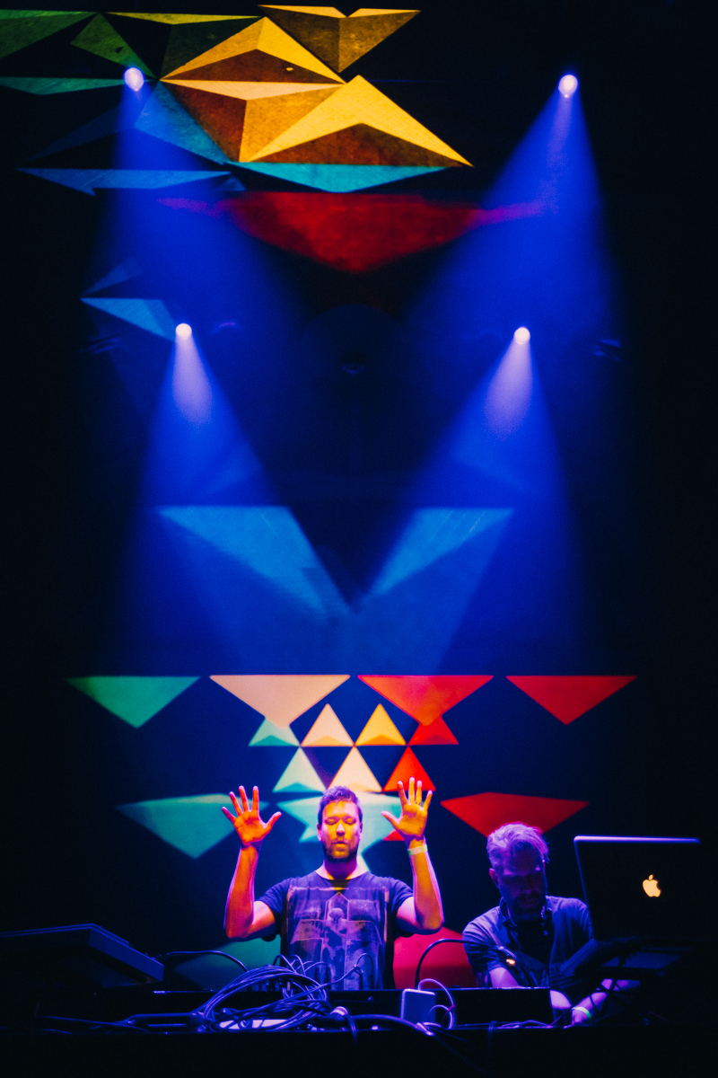 Iboga Records – The Hologram Show 2017 | Photo: Pierre Ekman | pierreekman.com Ticon bei einem Live Auftritt. Der Hibtergrund ist durch eine bunte LED Show beleuchtet
