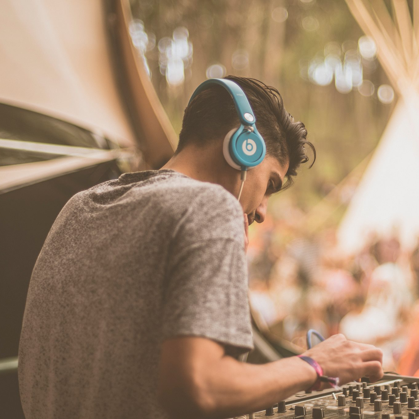 Lifeforms Der DJ Lifeforms an den Turntables. Er hat den Rücken zugewandt und trägt blaue Beats Kopfhörer