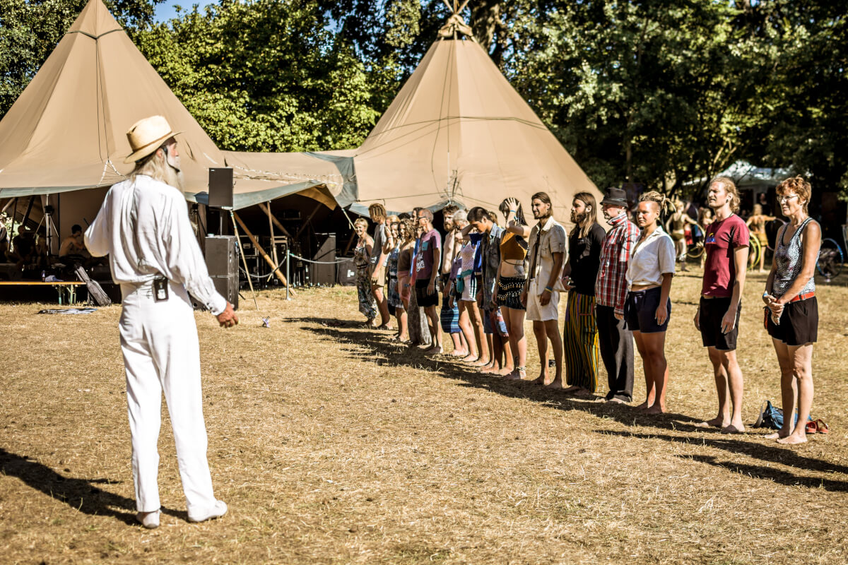 Peter Greb (rechts im Bild) im Tipi Town gibt einen GODO Workshop auf dem New Healing Festival.