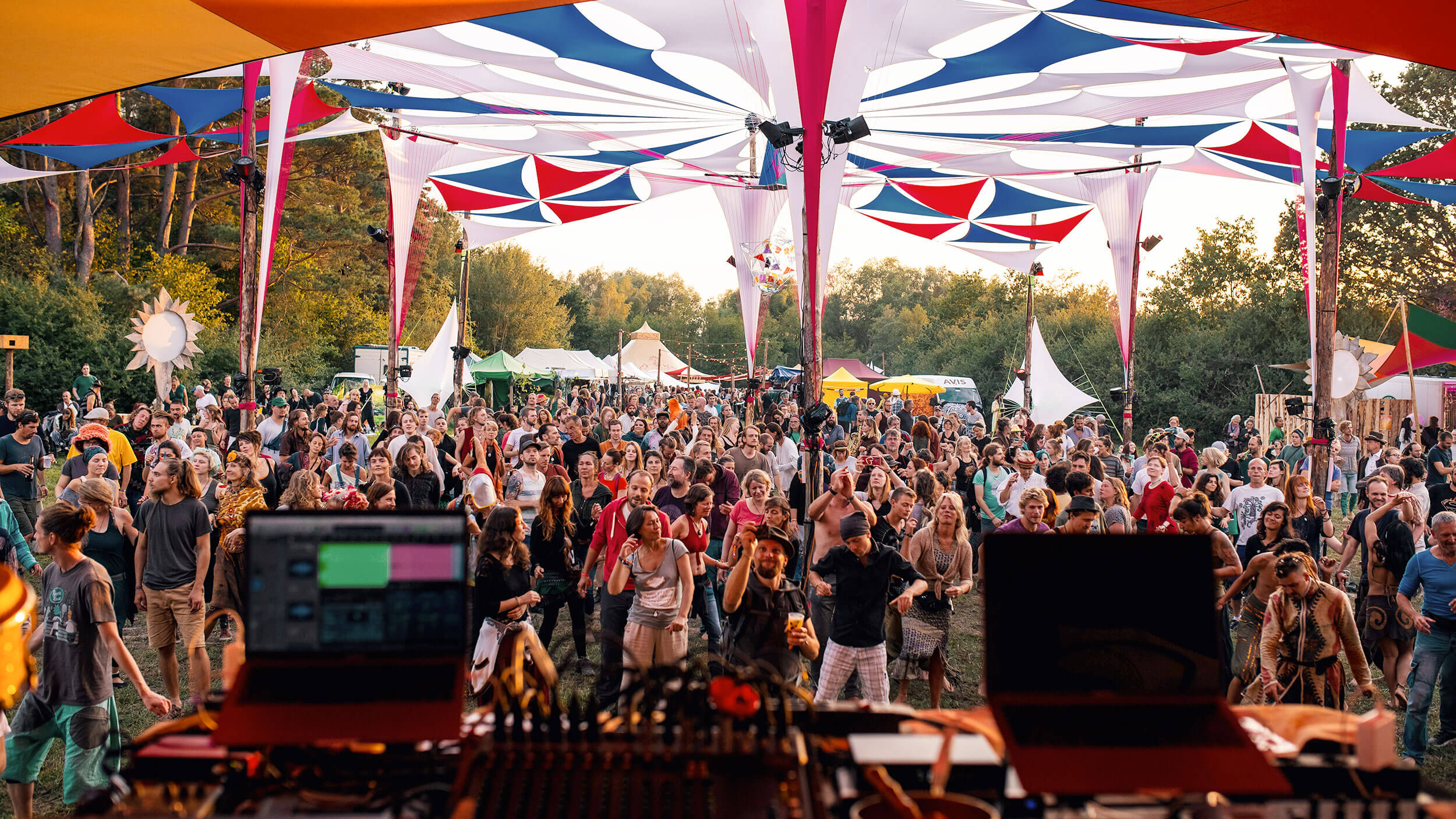 JAN-HOORN--NEW-HEALING--celebration-stage-panorama-1
